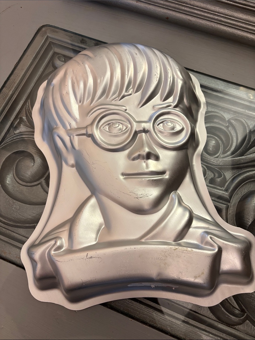Harry Potter Cake Pan Glasses Detail 2001 Warner Bros